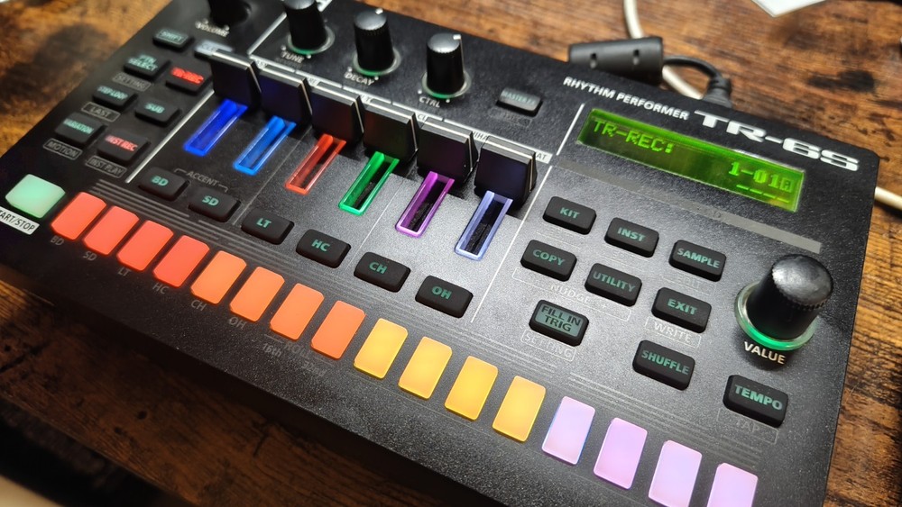 Roland TR-6S Rhythm Performer Compact 6-Track Drum Machine Sequencer