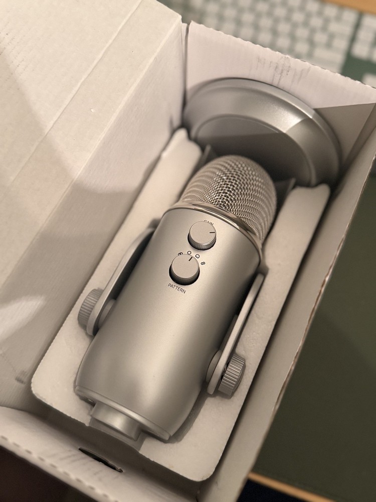 Logitech Creators Blue Yeti USB Microphone, Silver - Read