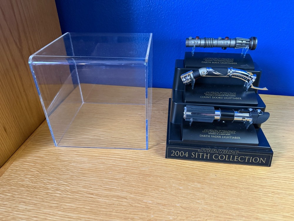 Master Replicas 2004 Sith Collection .45 Scaled Lightsaber Collection wit Case