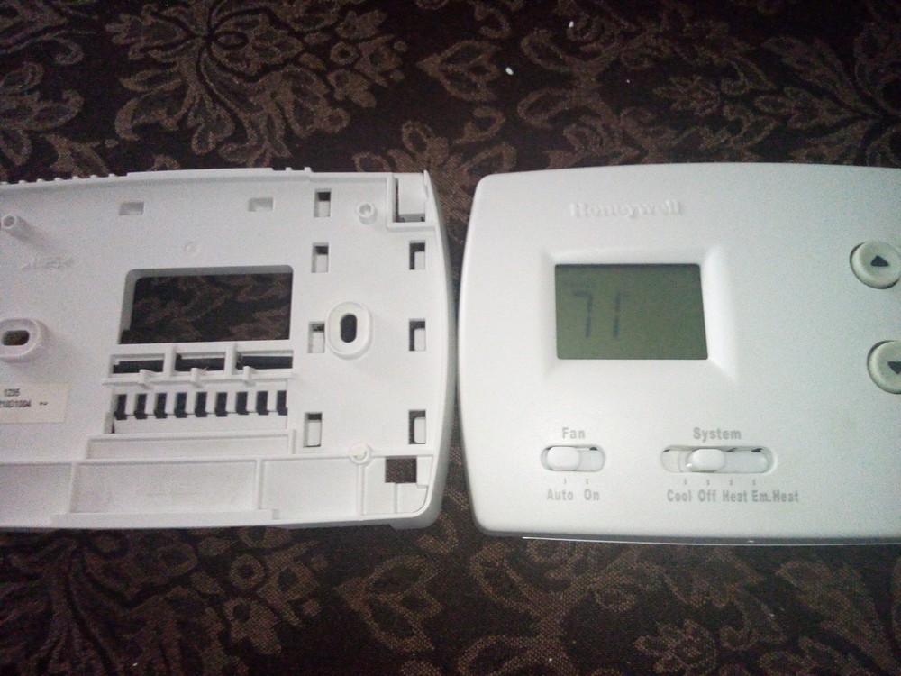 Honeywell TH3210D1004 Non-Programmable Thermostat. PRO 3000 (Tested)
