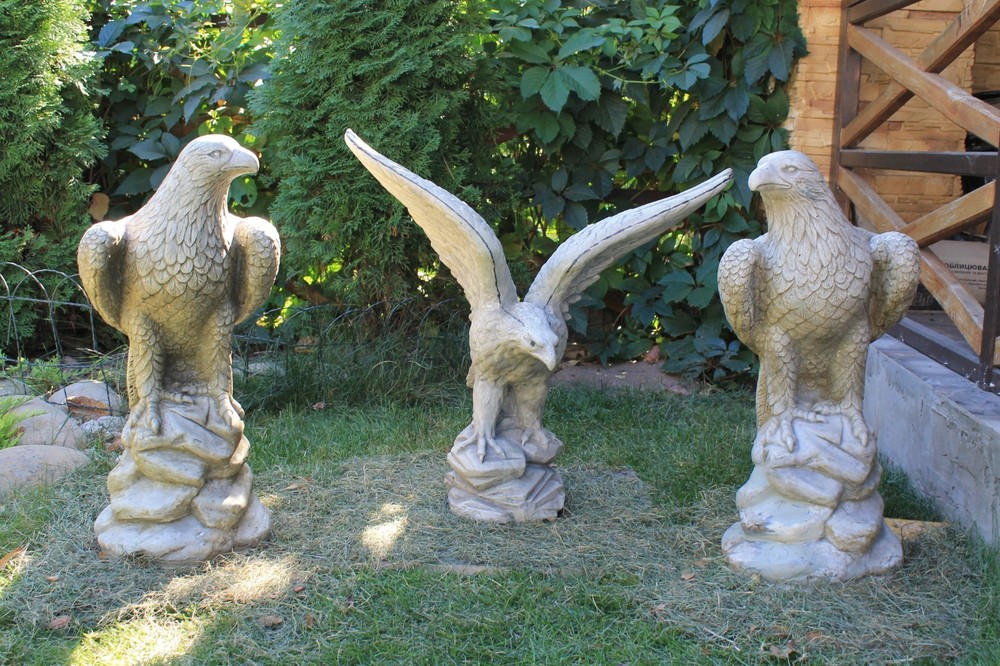 Polyurethane flexible mold with a plastic frame An eagle with outstretched wings