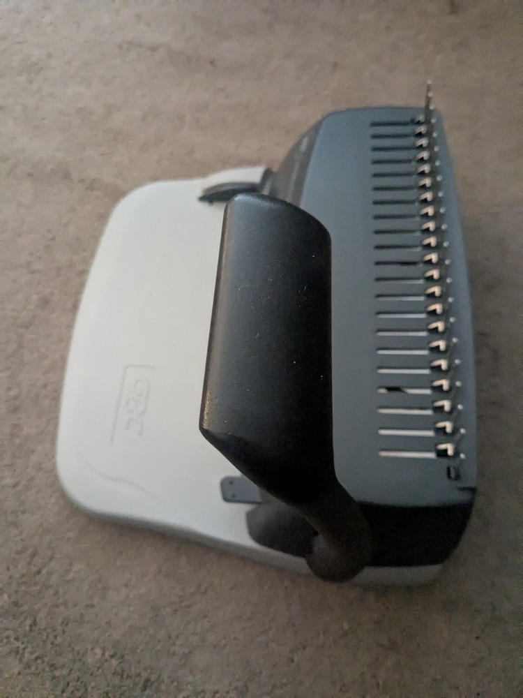 GBC CombBind C100 Manual Binding Machine w/Spine Bindings – Works Great!