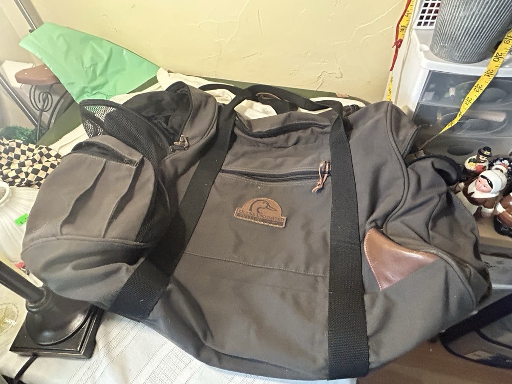 Ducks Unlimited large duffle bag, shoulder strap, bottom compartment