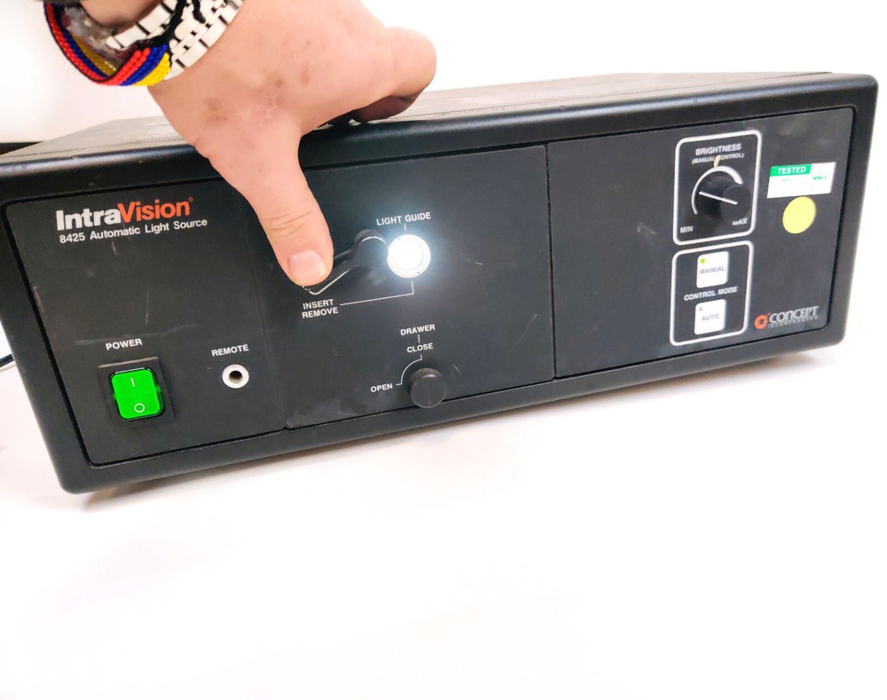 Concept INC IntraVision 8425 Automatic Light Source 75 OHMS 1Vpp 115VAC *TESTED*