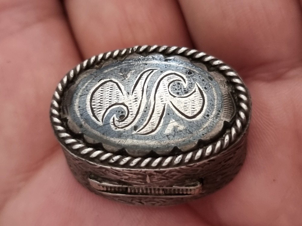 ANTIQUE NIELLO SAVAT SILVER 900 PILL BOX SNUFF BOX.