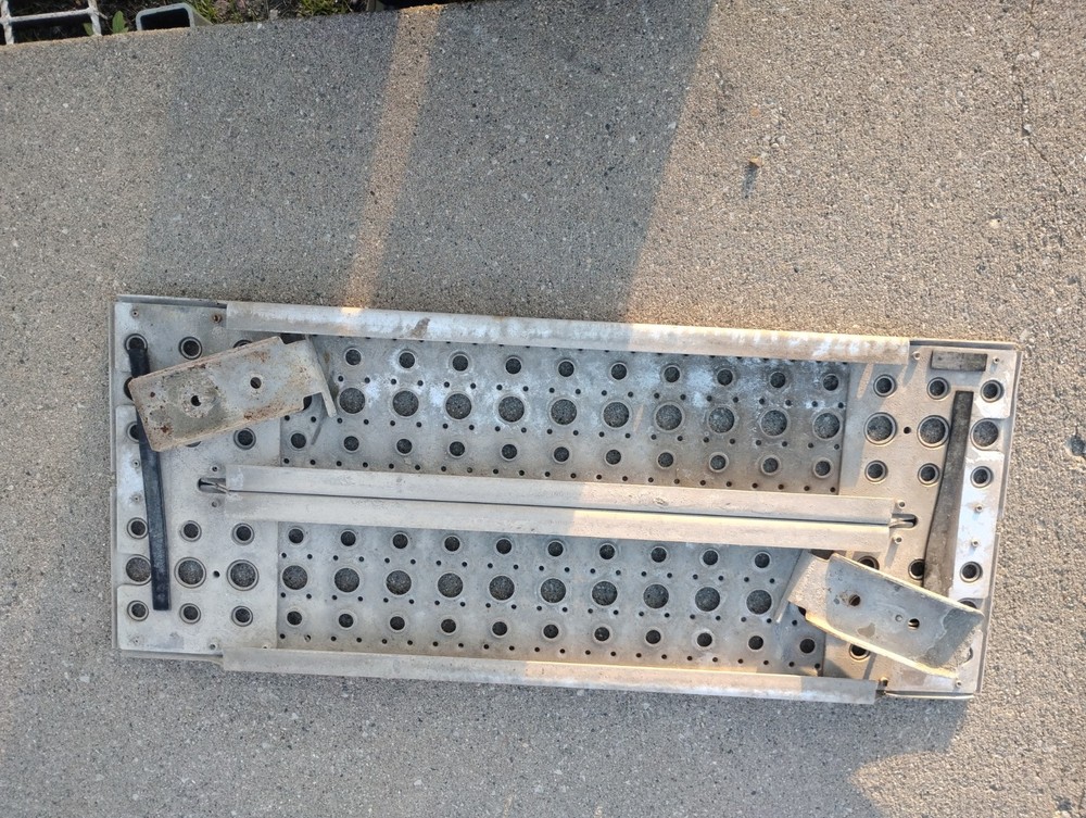 FREIGHTLINER COLUMBIA 120 DECK CATWALK STEP Frame Decking