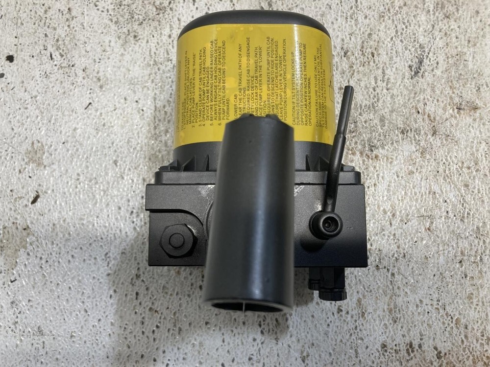 PA EM39620 Cab Jack - New