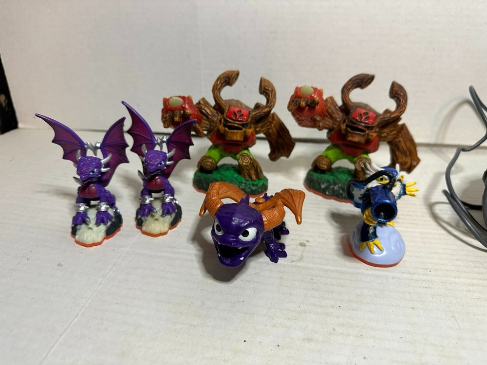 Skylanders Figure and Base Used lot