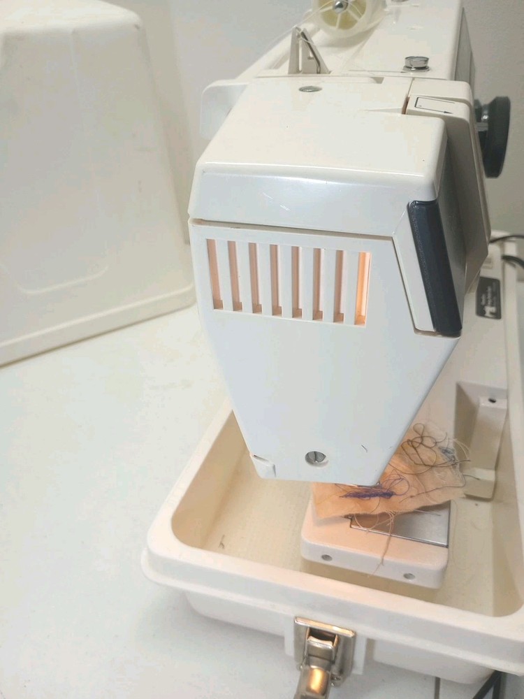 Singer 4622 A Sewing Machine Tested Works CLEAN In Case