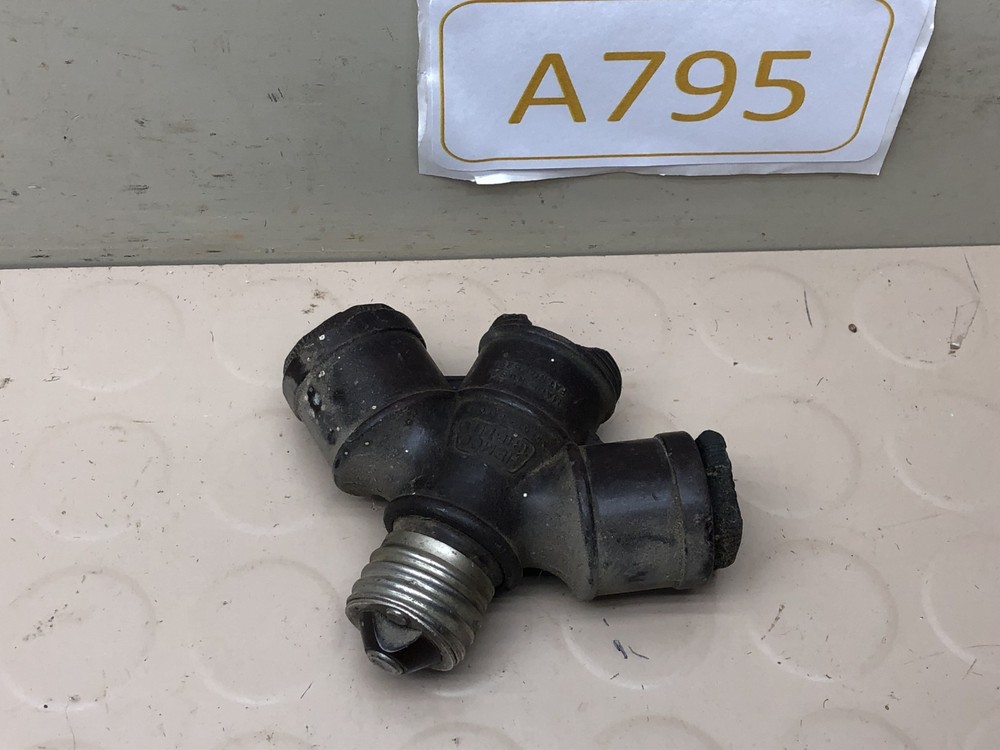 vintage Bakelight Hemco trip-lite Triple Socket + inserts