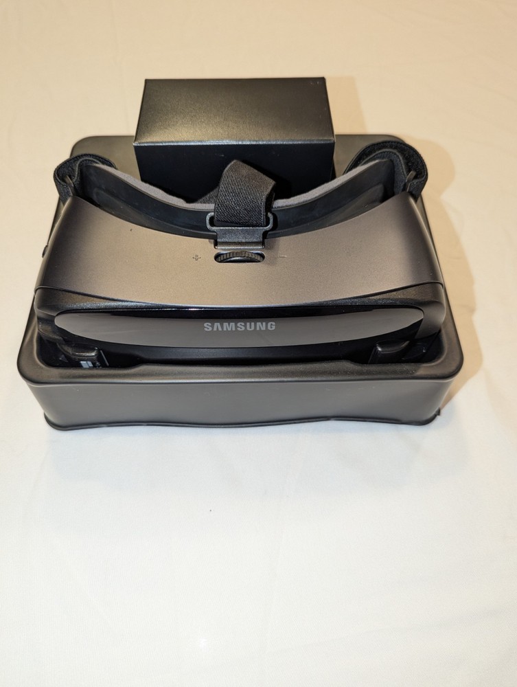 Samsung Gear VR SM-R324 With Controller