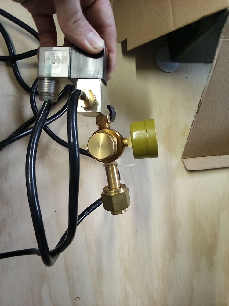 co2 regulator with solenoid