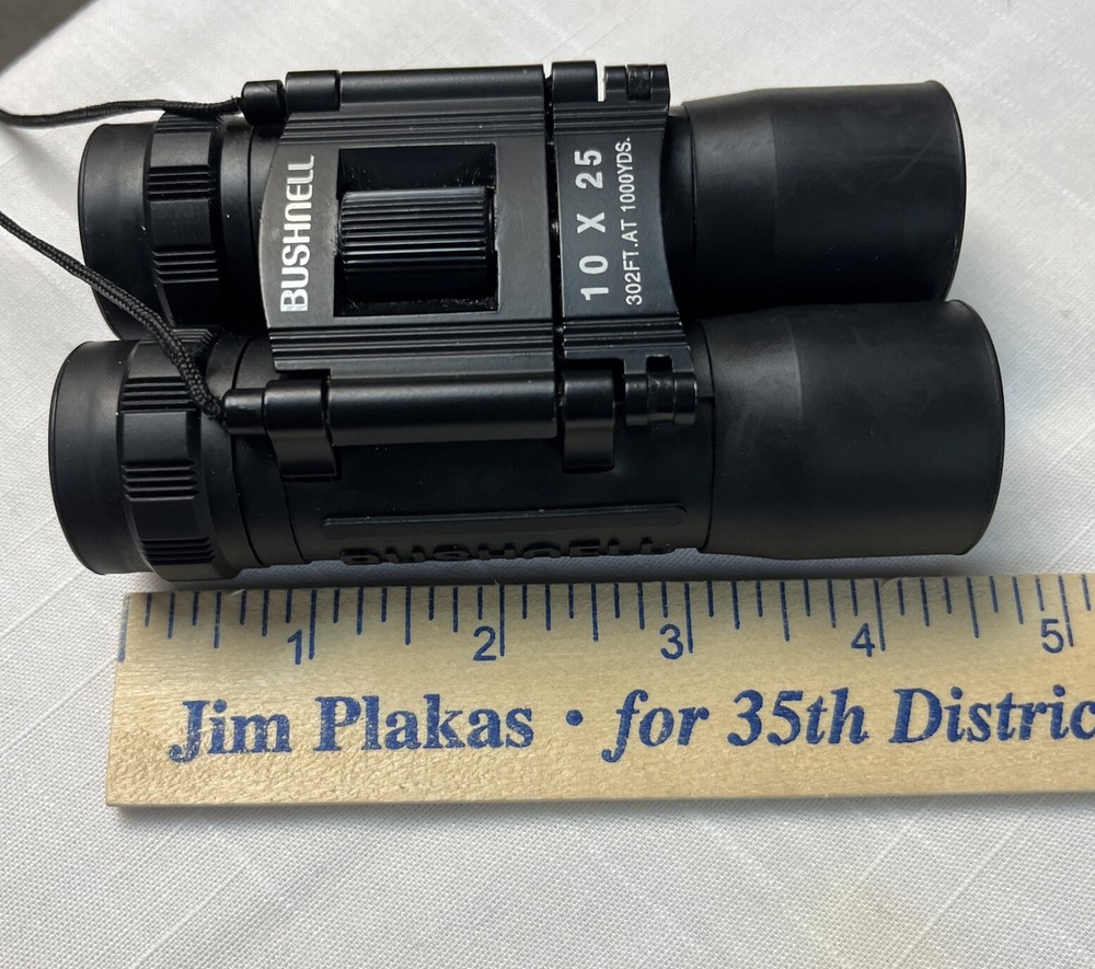 Bushnell 10 x 25 302 FT. @ 1000yds. Birdwatcher Folding Binoculars with case EUC