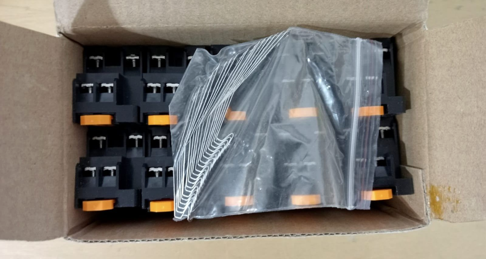 NORTONICS FOXTAM PYF-08AE relay socket base (NEW)