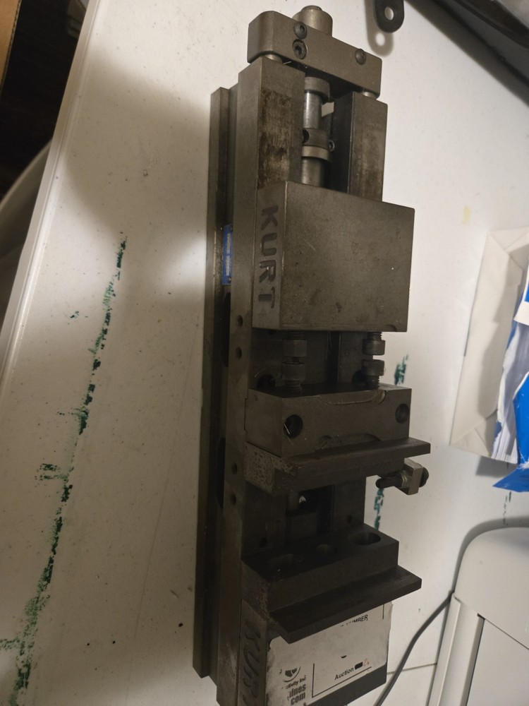 Kurt DL400C 4" Double Lock Machine Vise With Handle