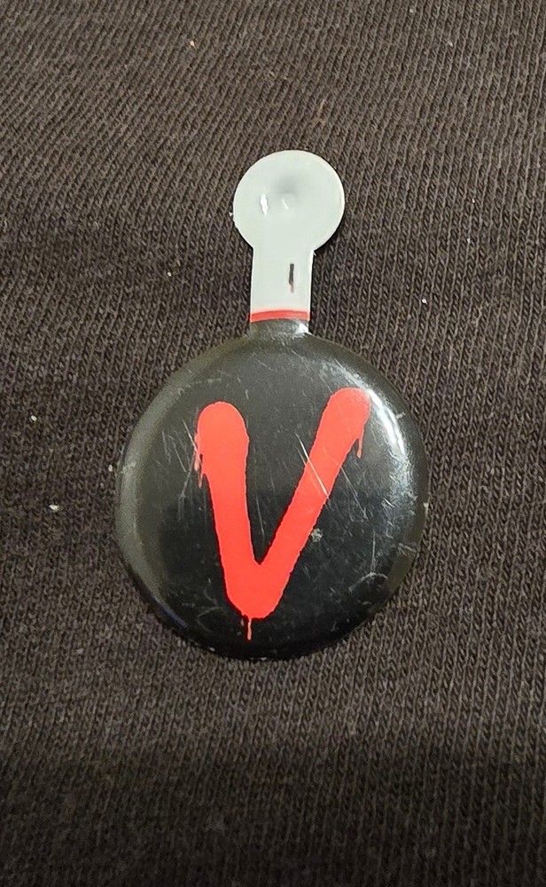 V - ORIGINAL PROMO PIN - 1984