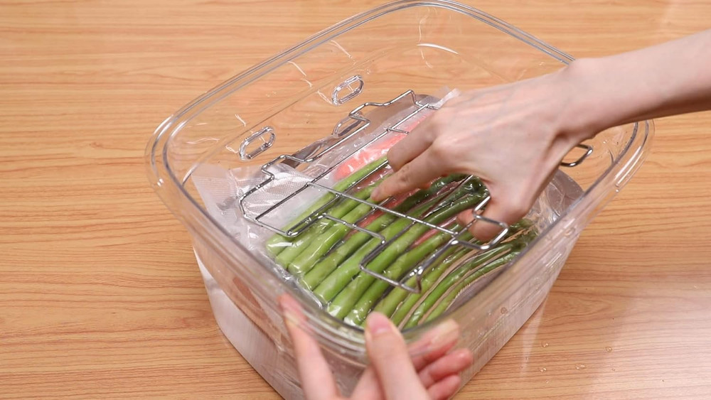 Versatile 12-Quart Sous Vide Container with Built-In Rack and Collapsible Hinged