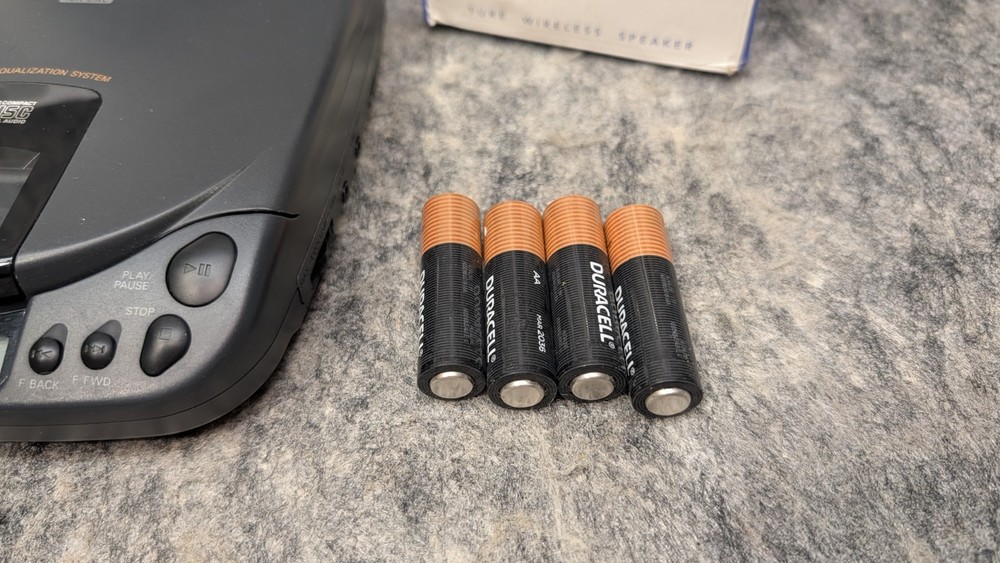 Sanyo CDP-450 Digital Audio Compact Disc Player CD Discman Bundle