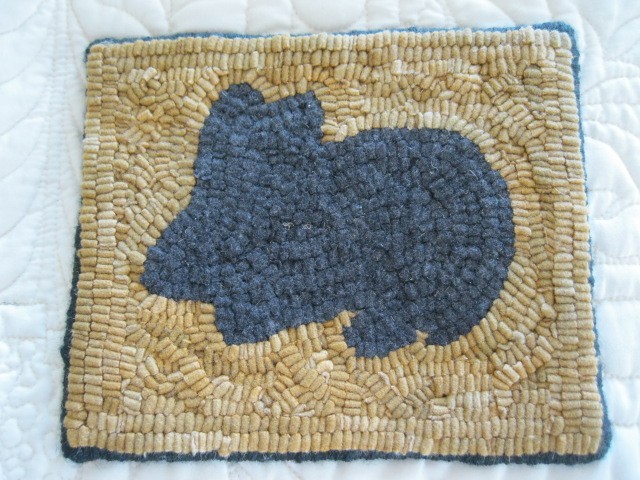 HAND HOOKED TABLE TOP MAT WITH BUNNY RABBIT DESIGN