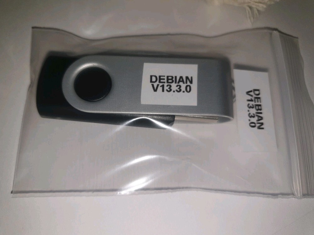 Linux Debian V13.3.0, 64-bit, Bootable Install USB Flash Drive