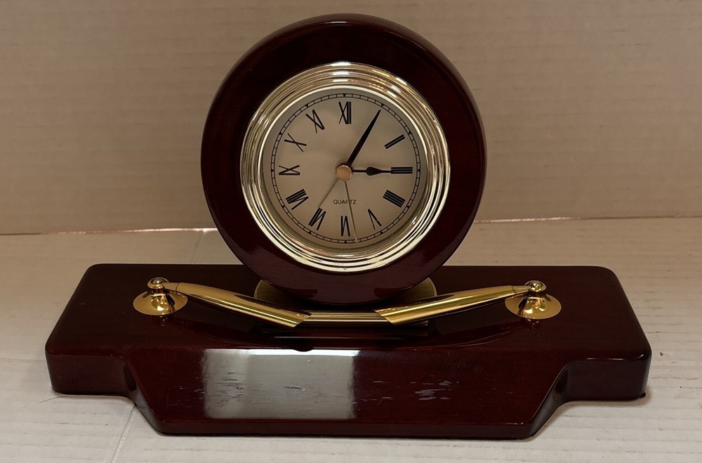 Desktop Quartz Clock With Pen Holders Tabletop Decoration