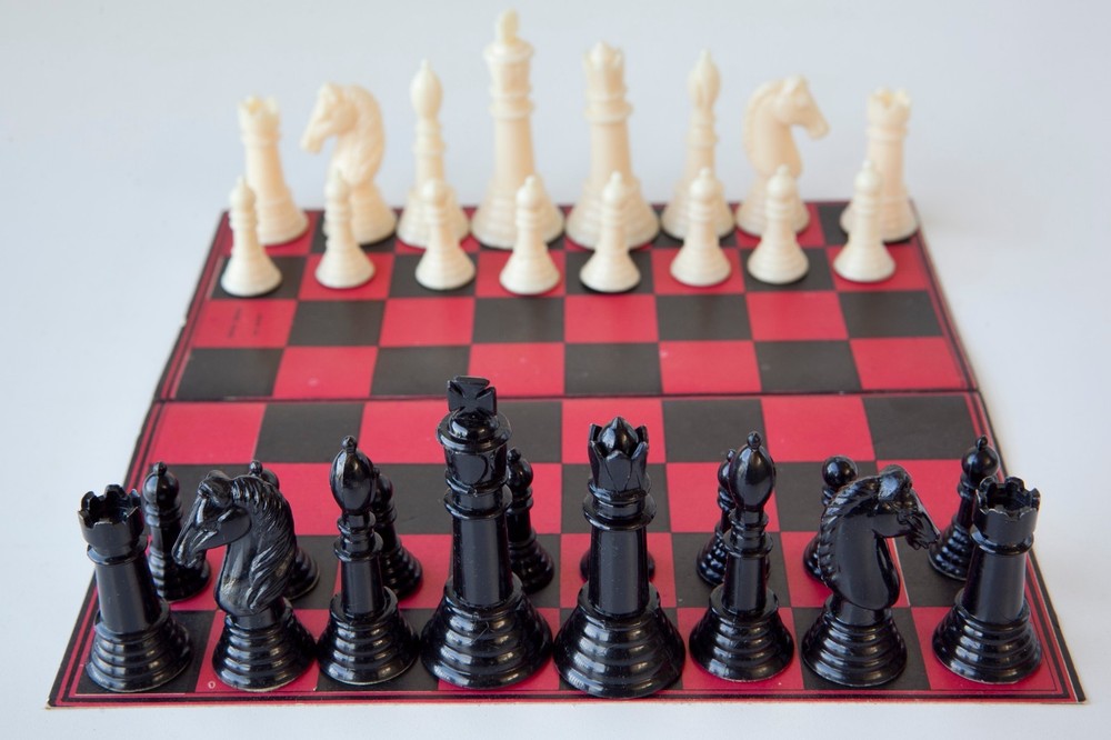 Vintage Chessmen King Size Chess Set - READ