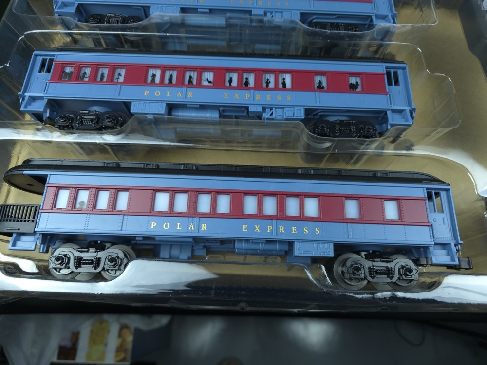 Lionel - The Polar Express Bluetooth 44 Piece Train Set - 712133