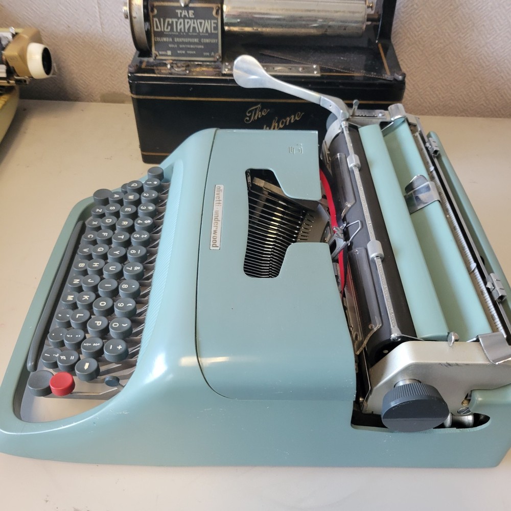 Olivetti Studio 44 SCRIPT Manual Portable Typewriter w/ Original Case - NICE !