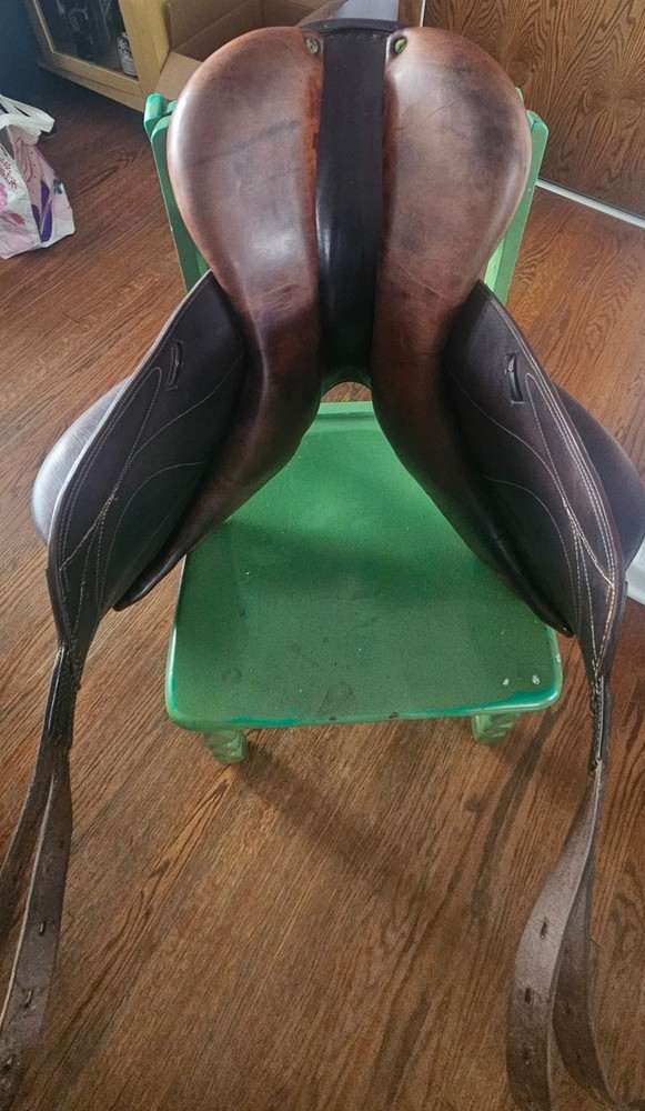 17.5" Devoucoux Chiberta Saddle Medium treeGreat Condition