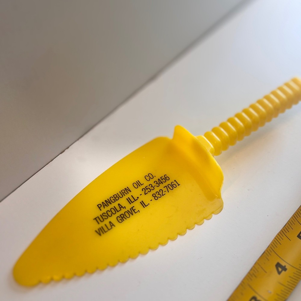 Pangburn Oil Co. Tuscola IL Yellow Plastic Cake Server Serverware