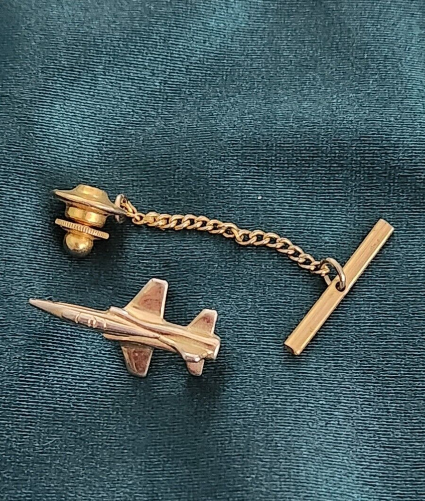 Jet plane tie pin with chain