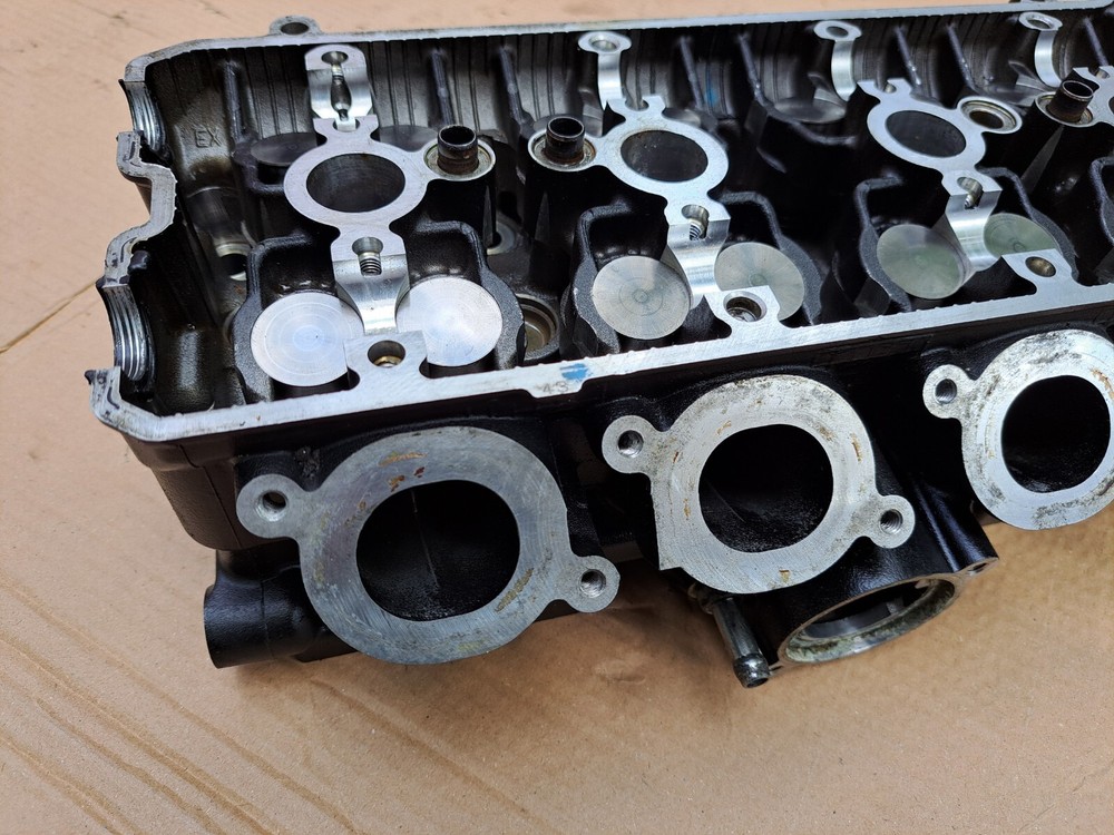 Suzuki gsr750 cylinder head