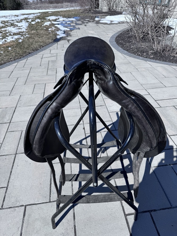 Passier saddle. 17.5 seat. medium tree. Very good condition.