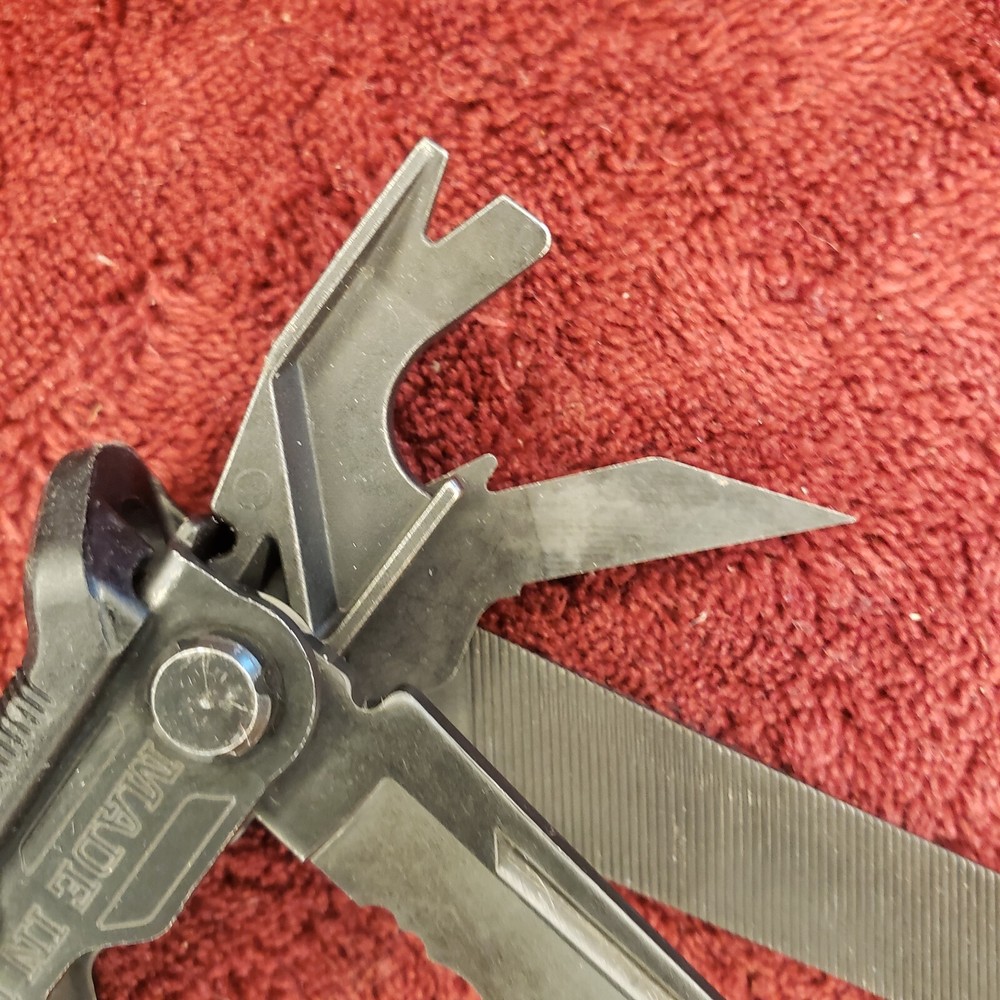 🔪 Gerber Center-Drive Multi-Tool with Tan Malice Clip Sheath