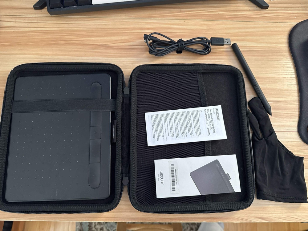 Wacom Intuos CTL-4100WL Small Drawing Tablet - Black
