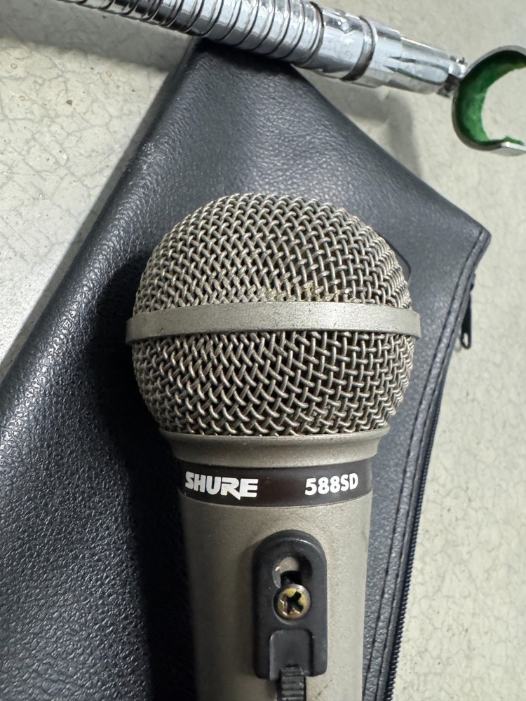 Shure Unisphere B 588SA Unidirectional Dynamic Microphone + Screw-On Cable