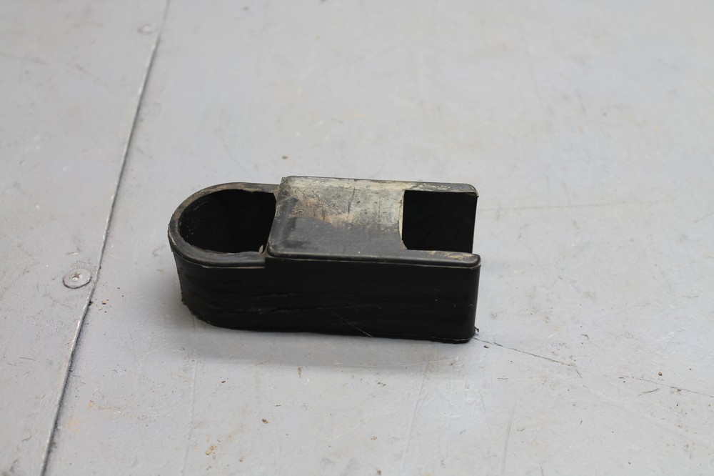 1982 SUZUKI GS300L CHAIN GUIDE