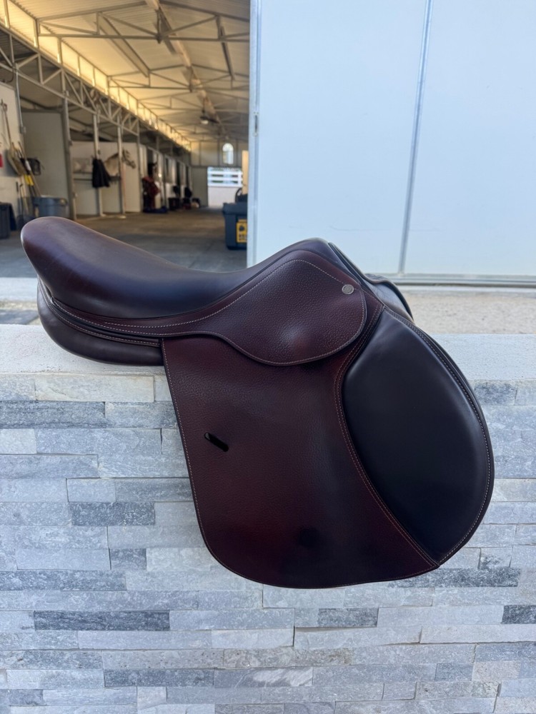 Amerigo Jumping Saddle 17.5 - Medium Wide - Great Condition