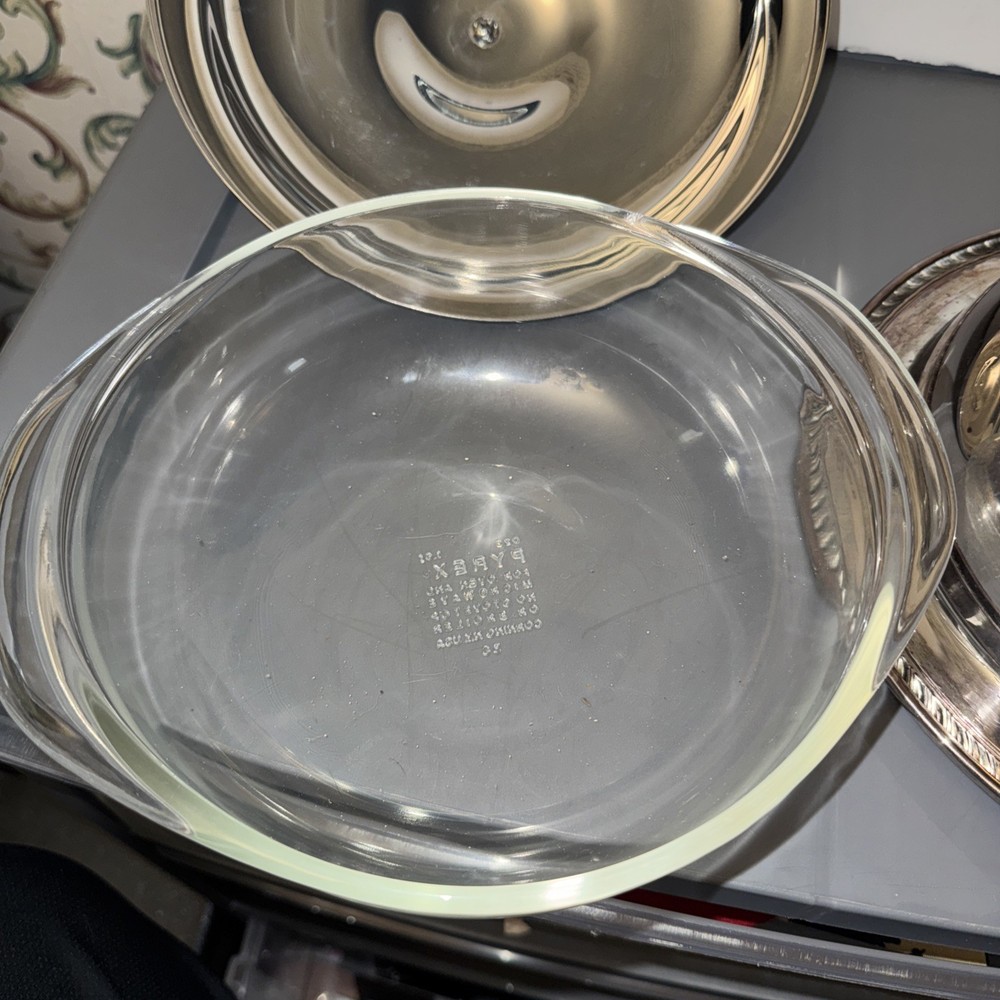 WM ROGERS 862 Silverplate Round Serving Bowl With Lid & PYREX Insert pre owned