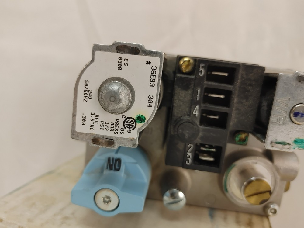 White Rodgers 36E93 304 Manifold Gas Valve USED