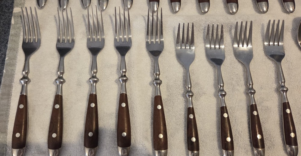 33Pc Chefs Bistro Stainless Steel Black Handle Rivet Silverware Flatware