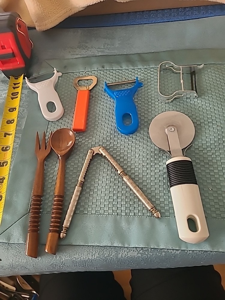 VINTAGE KITCHEN TOOLS (BIN TT)