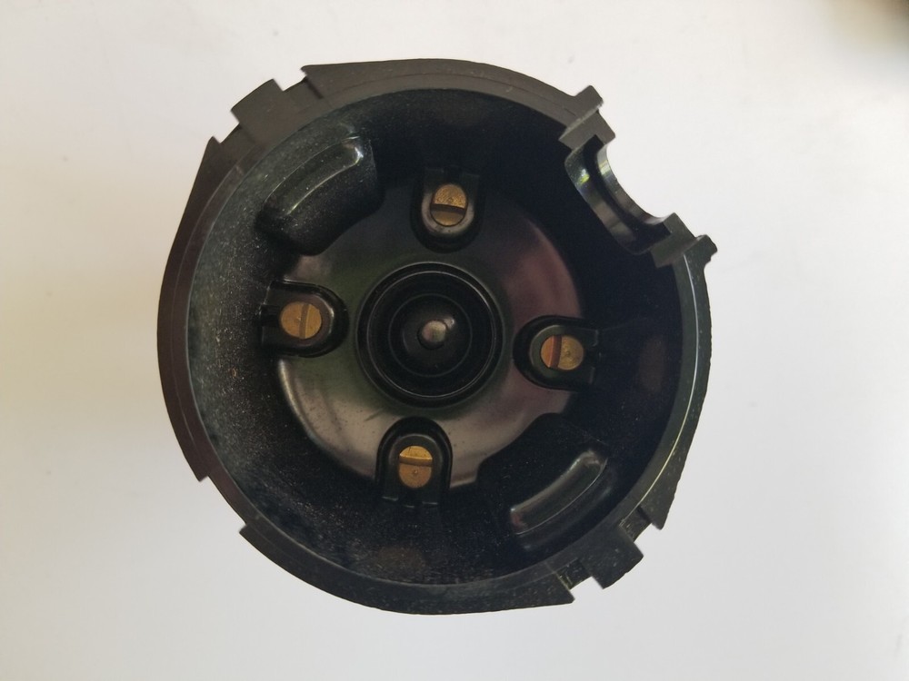 One(1) Standard Motor Products LU-407 LU407 Distributor Cap