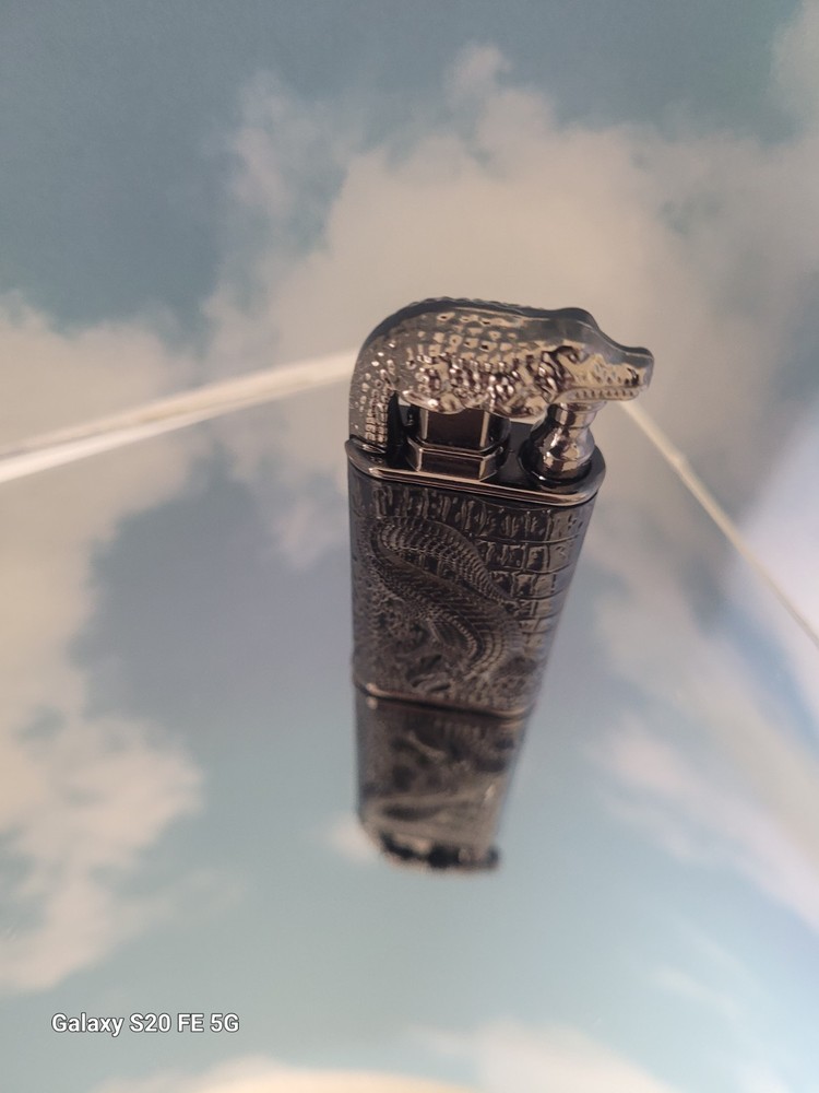 Alligator cigarette lighter