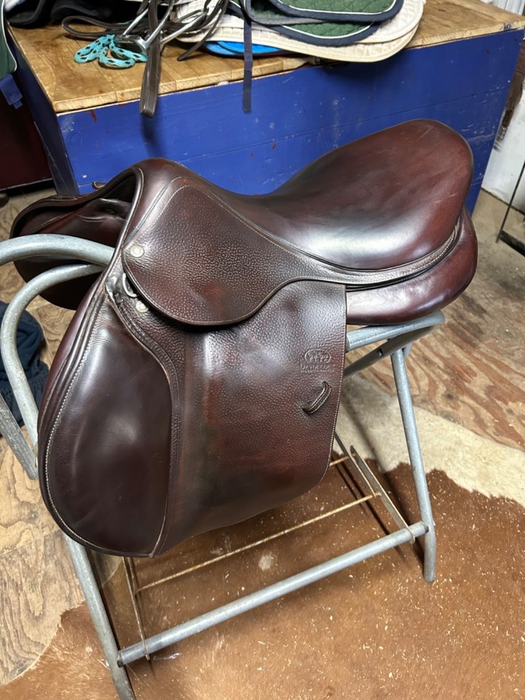 Devoucoux saddle 17.5 seat 2A flap normal tree
