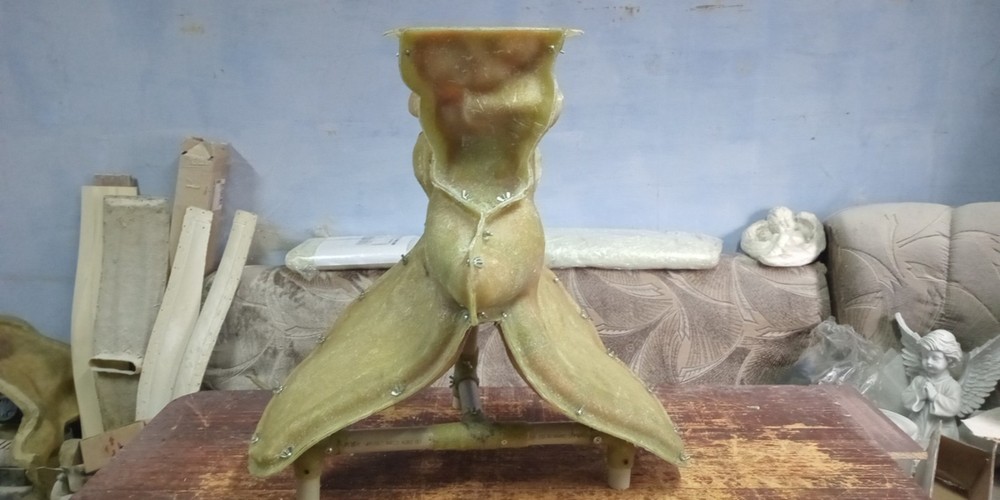 Polyurethane flexible mold with a plastic frame An eagle with outstretched wings