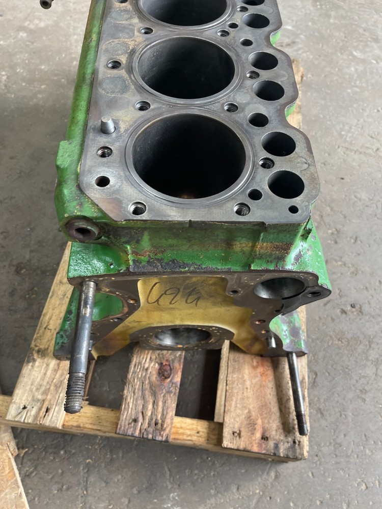 1982 John Deere 2940 Tractor Engine Block R72975