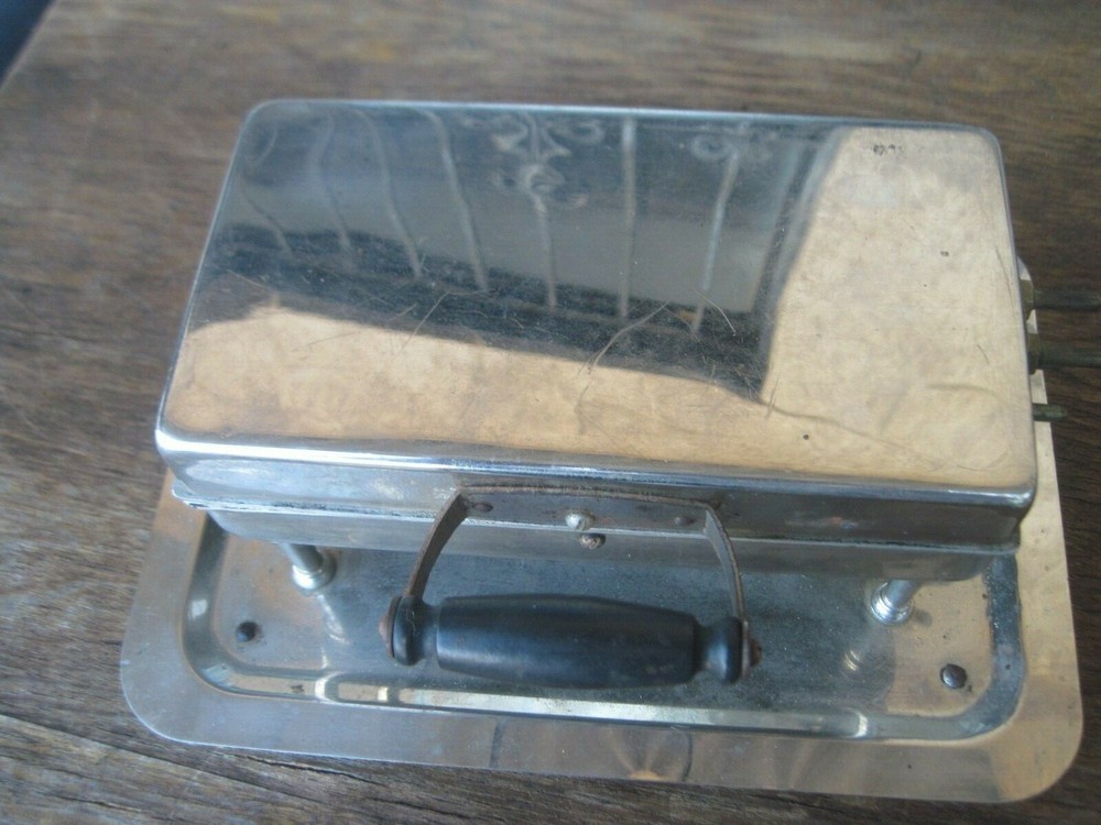 ANTIQUE WAFFLE MAKER WITH NO CORD MADE BY UNIVERSAL