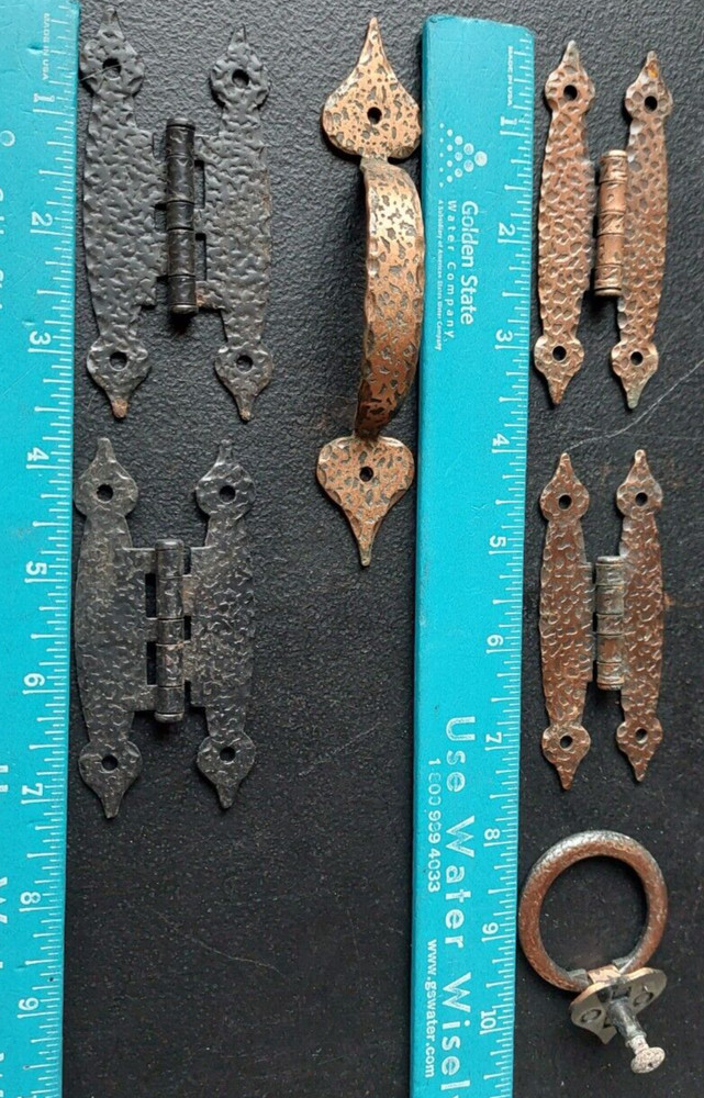 ARCHITECTURAL SALVAGE LOT. HAMMERED METAL, HINGES AND PULLS. 6pc.