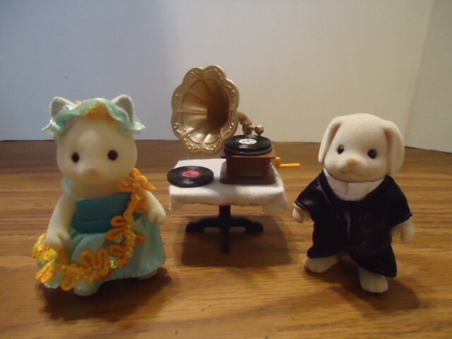 Silvanian Families Dancing Couple w/gramophone